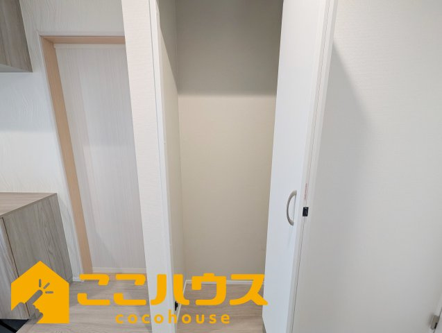 うるま市江洲2108番　新築戸建て　全10棟　G号棟の収納|玄関左手に便利な収納スペース
