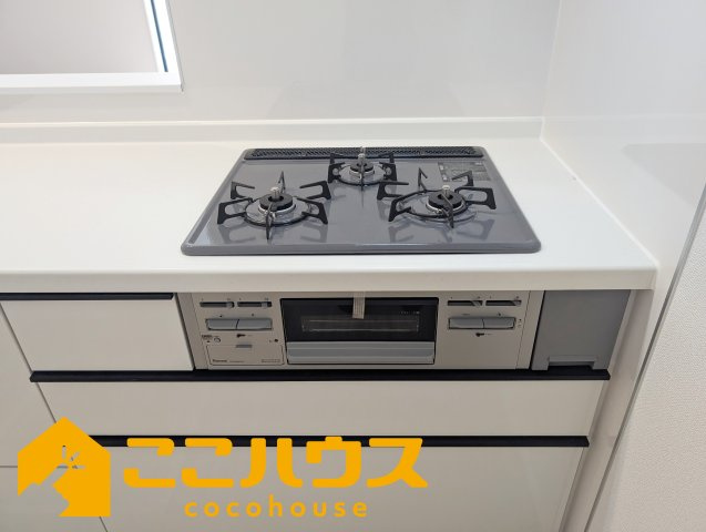 うるま市江洲2108番　新築戸建て　全10棟　G号棟のキッチン|三口コンロ