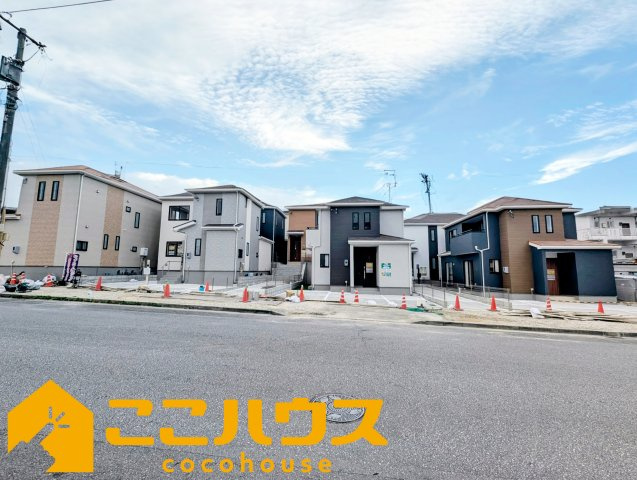 うるま市江洲2108番　新築戸建て　全10棟　G号棟の前面道路含む現地写真|右から二番目の手前に見える建物が対象物件です
