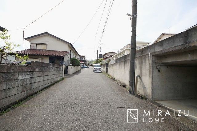 【前面道路含む現地写真】 | お車の運転に自信のない方でも安心かなと思います。とても解放感があり、日当たりも気持ちよさそうです。

