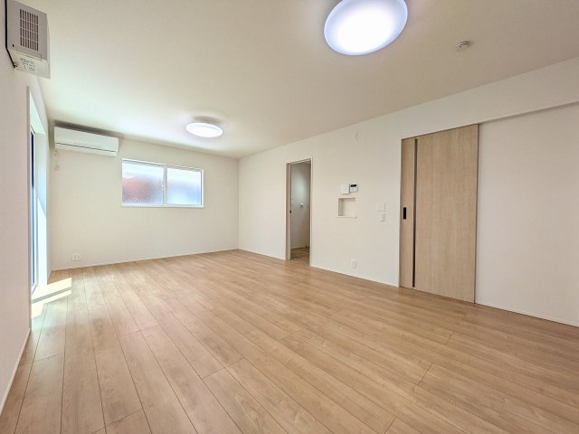 八王子市　万町　新築一戸建て　１期の居間・リビング|～18.0帖の明るいLDKで、家族団欒の時間をお過ごしいただけます～