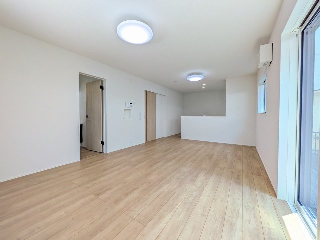 八王子市　万町　新築一戸建て　１期の居間・リビング|～18.0帖の明るいLDKで、家族団欒の時間をお過ごしいただけます～