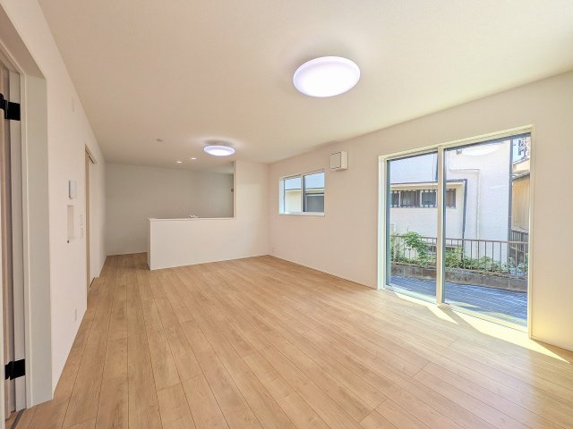 八王子市　万町　新築一戸建て　１期の内装|～18.0帖の明るいLDKで、家族団欒の時間をお過ごしいただけます～