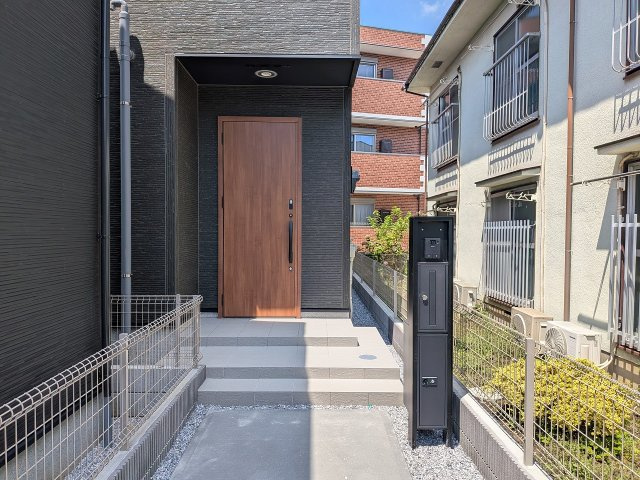 八王子市　万町　新築一戸建て　１期の玄関|～不在時の荷物受け取りに大変便利な宅配BOX～