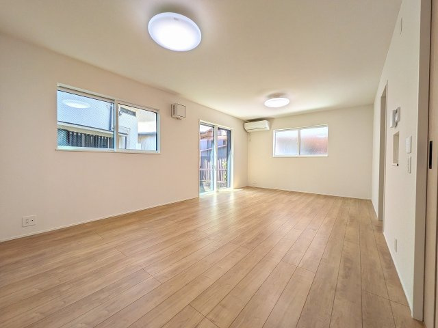 八王子市　万町　新築一戸建て　１期の居間・リビング|～18.0帖の明るいLDKで、家族団欒の時間をお過ごしいただけます～