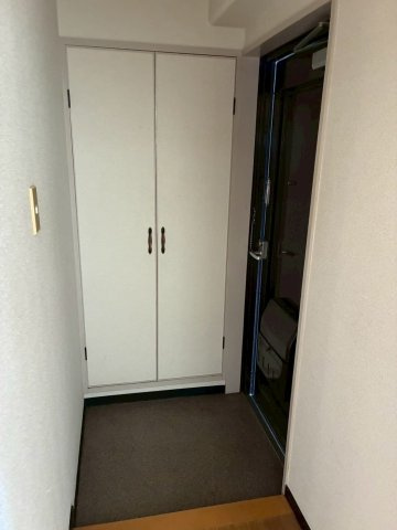 小柴クリーニングマンションの玄関