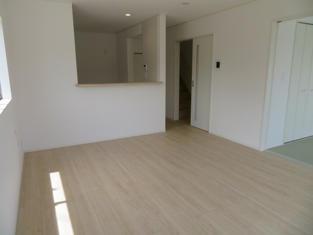 高崎市吉井町小暮第１（全2棟）1号棟の居間・リビング