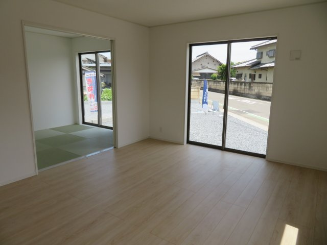 高崎市吉井町小暮第１（全2棟）1号棟の居間・リビング