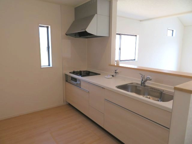 高崎市吉井町小暮第１（全2棟）2号棟のキッチン|ご家族の憩いの場となるLDKは、大きな窓からたっぷりの光が差し込む明るい空間です。リビング・ダイニング・キッチンと一体感のある広々空間でご家族くつろいで下さい(^▽^)/
