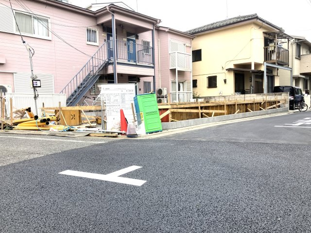 【前面道路含む現地写真】 | 練馬区平和台2丁目　新築戸建て　限定1棟 | 南側公道幅員約4m