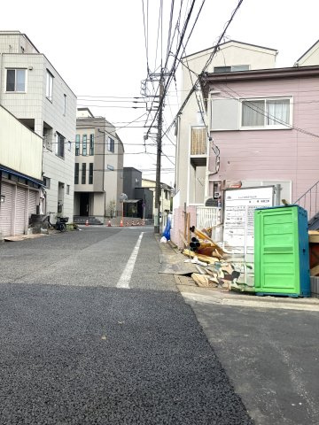 【前面道路含む現地写真】 | 練馬区平和台2丁目　新築戸建て　限定1棟 | 西側公道幅員約6m