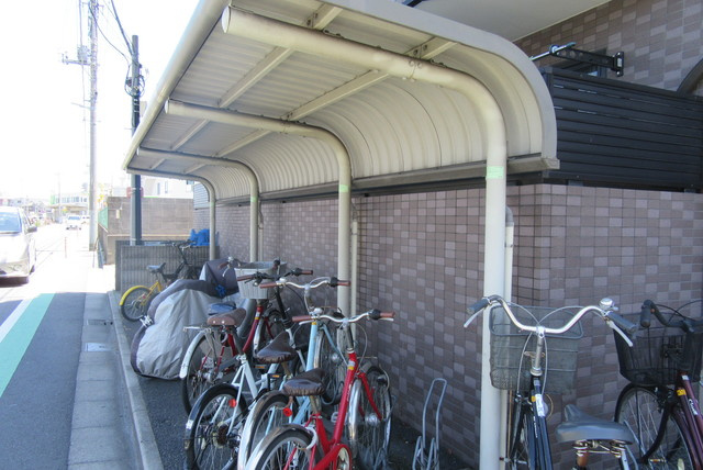 ロイヤルハイツドモンのその他共用部分|敷地内に屋根付き駐輪場あります♪