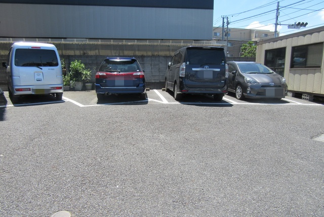 ロイヤルハイツドモンの駐車場|敷地内に駐車場あります♪
