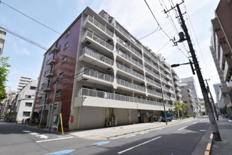 【外観】 | 青空によく映える建物です。手入れの行き届いた外壁やマンション正面エントランスなど、綺麗な姿をぜひ一度、現地にてご覧ください。～即日のご見学可能～　お問合せはお気軽にどうぞ。