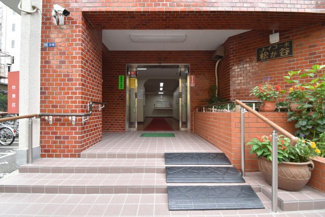 【エントランス】 | お客様を、そして住人を出迎えてくれるマンションのエントランス。ゴミが落ちていないことからも、管理状態の良さや住民の節度の高さが見て取れます。～即日のご見学可能～　お問合せはお気軽にどうぞ。