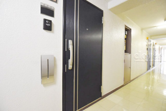 【その他共用部分】 | ダブルロック式の玄関ドアが皆様をお出迎え。お部屋のセキュリティの観点からも、うれしい設備ですね。玄関の色もシックで良い感じです。～即日のご見学可能～　お問合せはお気軽にどうぞ。