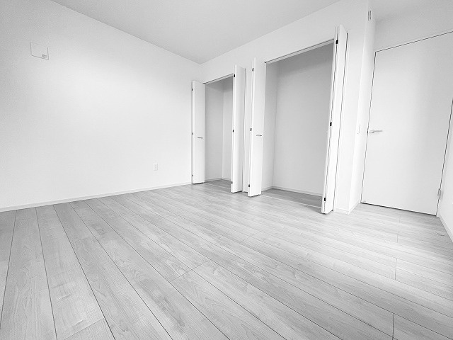 【洋室】 | ふじみ野市亀久保　新築一戸建住宅　全1棟　(ふじみ野店) | 洋室6.8帖：たっぷり収納できるクローゼット二つ！南向き、二面採光の明るいお部屋です♪