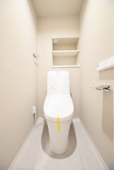 【トイレ】 | マイキャッスル東長崎 | 温水洗浄便座つき　トイレはもともと個人の領域である自宅の中でも、最もプライベートな空間です。だからこそ、ほしい「落ち着き」がここにあります。～即日のご見学可能～　お問合せはお気軽にどうぞ。