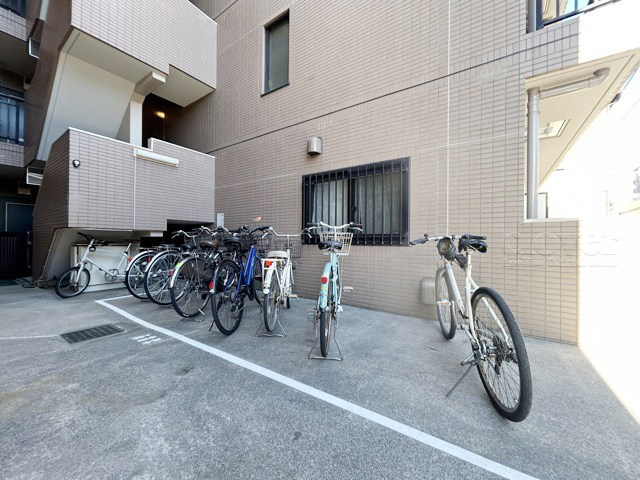 【駐輪場】 | マイキャッスル東長崎 | 自転車置き場。マンションの共用部にあたります。空きの有無や駐輪料金、各戸の台数制限などについては、改めてお問い合わせください。～即日のご見学可能～　お問合せはお気軽にどうぞ。