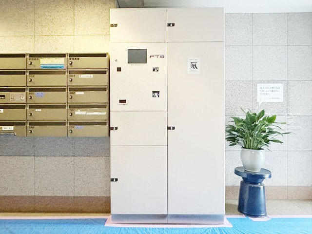 【設備】 | マイキャッスル東長崎 | 仕事をしたり、家をあけがちな人にとっては必須となる、宅配BOX。ネット通販や宅配サービスの利用頻度が高い人にとっても、うれしい設備です。～即日のご見学可能～　お問合せはお気軽にどうぞ。
