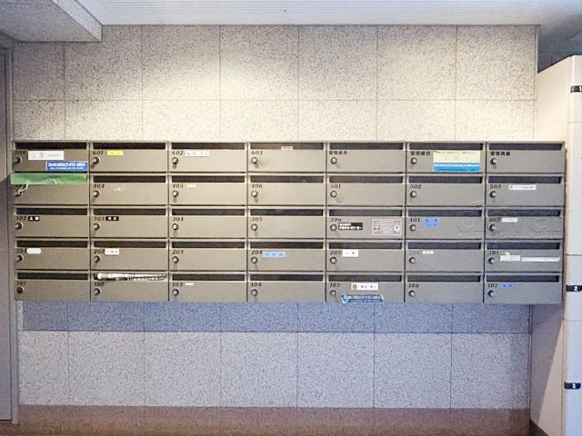【設備】 | マイキャッスル東長崎 | 郵便物を受け入れる住民共用のポスト。「集合ポスト」とも呼びます。ここもまた、マンションの「顔」のひとつです。～即日のご見学可能～　お問合せはお気軽にどうぞ。

