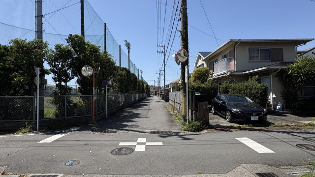 売土地　沼津市小諏訪の周辺|2面接道のため隣地との間隔があり、開放的な住まいを実現できます。