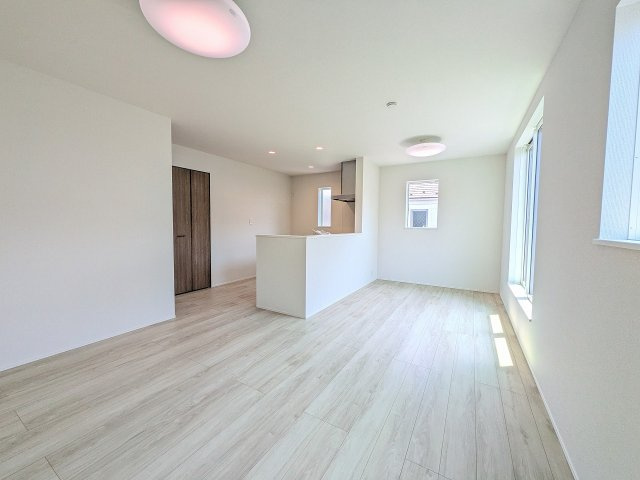 八王子市　万町　新築一戸建て　１期の居間・リビング|～15.5帖の明るいLDKで、家族団欒の時間をお過ごしいただけます～