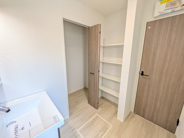 八王子市　万町　新築一戸建て　１期の脱衣所|～クローゼットや可動棚など、収納豊富な脱衣所～