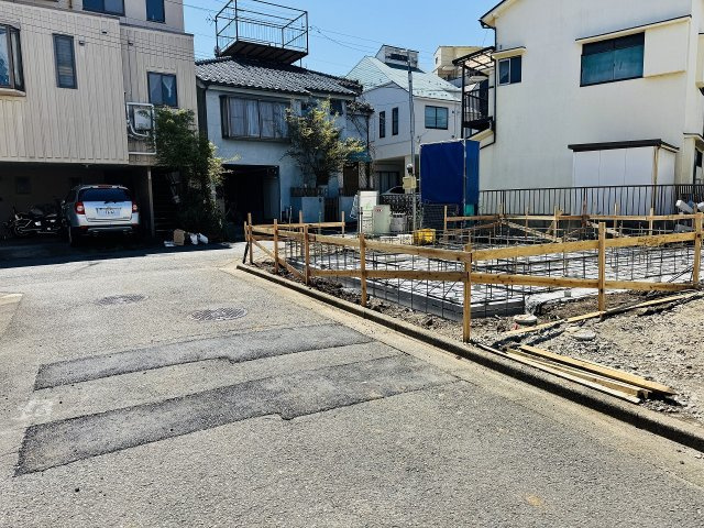 八王子市　万町　新築一戸建て　１期の前面道路含む現地写真|～東側4ｍ道路に面しています～
