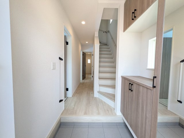 八王子市　万町　新築一戸建て　１期の玄関|～大容量収納可能なコの字型シューズボックス～