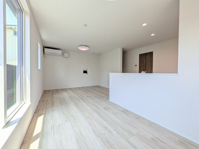 八王子市　万町　新築一戸建て　１期の居間・リビング|～15.5帖の明るいLDKで、家族団欒の時間をお過ごしいただけます～