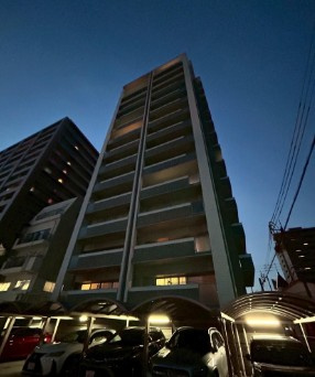 【子育て環境◎】高知市鷹匠町2丁目ビ・ウェル鷹匠町　中古マンションの外観|夜のライトアップも美しいスタイリッシュな佇まい☆