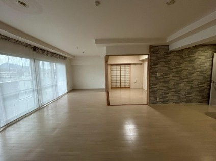 【子育て環境◎】高知市鷹匠町2丁目ビ・ウェル鷹匠町　中古マンションの居間・リビング|陽光降り注ぐ、広々とした心地よい大空間