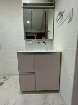 【子育て環境◎】高知市鷹匠町2丁目ビ・ウェル鷹匠町　中古マンションの洗面所|収納豊富な三面鏡タイプ。朝の身支度がスムーズに♪