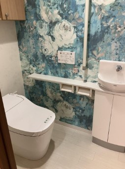 【子育て環境◎】高知市鷹匠町2丁目ビ・ウェル鷹匠町　中古マンションのトイレ|花柄クロスが彩る、清潔感ある華やかな空間