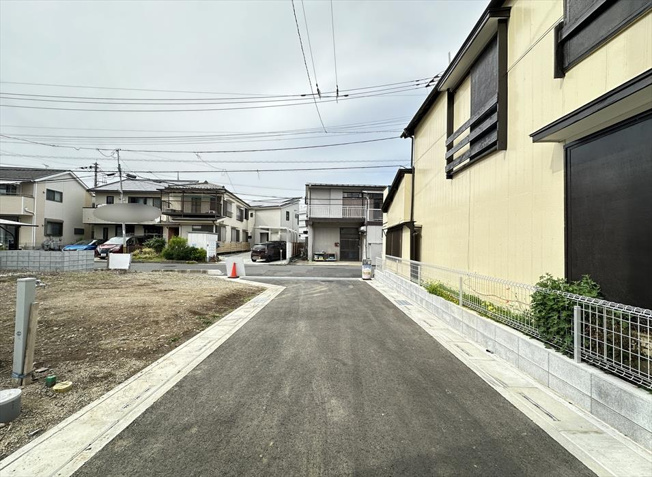 【前面道路含む現地写真】 | 志木市本町2丁目　建築条件なし売地　全5区画　(志木本店) | 前面道路の様子　
4m道路に面しているので車の出し入れもスムーズ。