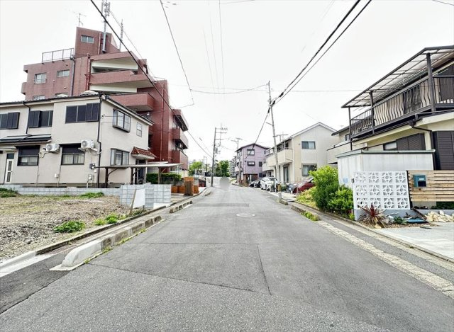 【前面道路含む現地写真】 | 志木市本町2丁目　建築条件なし売地　全5区画　(志木本店) | 前面道路の様子　
志木の杜公園まで徒歩4分でお子さまものびのび過ごせる住環境です。