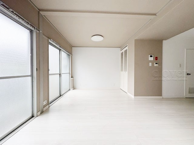 【寝室】 | 冨士ビューマンション | 複数の窓から差し込む陽光が大変明るい洋室。太陽光のありがたみを感じますね。室内のレイアウトを想像するのも楽しくなってきます。～即日のご見学可能～　お問合せはお気軽にどうぞ。