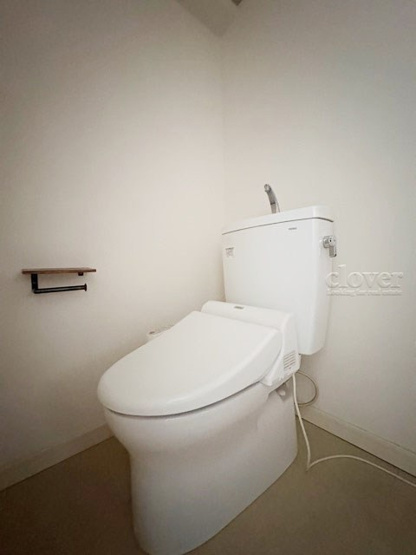 【トイレ】 | 冨士ビューマンション | 温水洗浄便座つき　トイレはもともと個人の領域である自宅の中でも、最もプライベートな空間です。だからこそ、ほしい「落ち着き」がここにあります。～即日のご見学可能～　お問合せはお気軽にどうぞ。