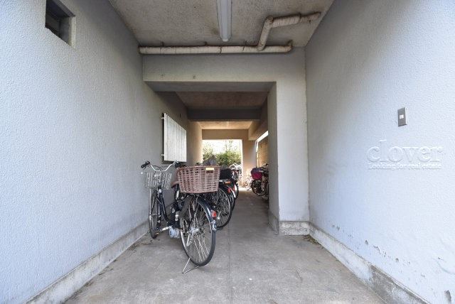 【駐輪場】 | 冨士ビューマンション | 自転車置き場。マンションの共用部にあたります。空きの有無や駐輪料金、各戸の台数制限などについては、改めてお問い合わせください。～即日のご見学可能～　お問合せはお気軽にどうぞ。

