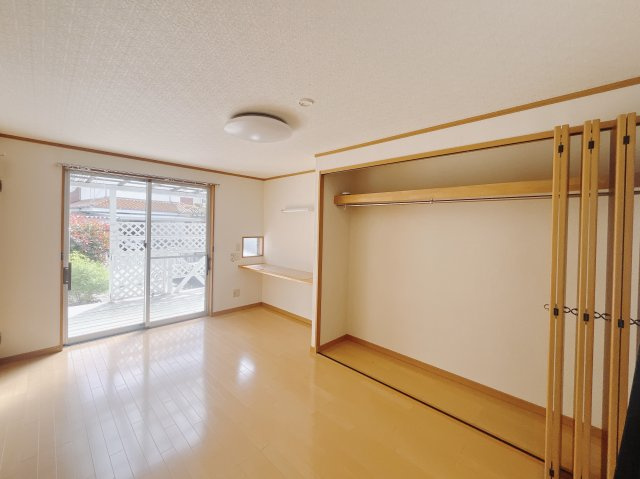 【中古戸建】高崎市中居町3丁目の洋室|■1階洋室｜階洋室には大きな窓をご用意しています。日中はあたたかな日差し差し込み自分時間も充実できますね＾＾