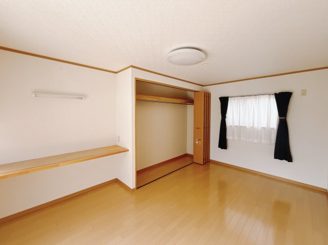 【中古戸建】高崎市中居町3丁目の洋室|■1階洋室｜各居室には収納をご用意しています♪常にお部屋を綺麗に保てます！小さなお子様も自然とお片付けができるようになるのでうれしいですよね！