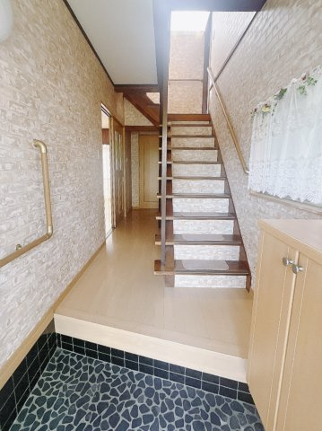 【中古戸建】高崎市中居町3丁目の玄関|■玄関｜毎日の「いってらっしゃい」や「お帰りなさい」を大切なご家族と過ごす玄関は〈使いやすさ〉を追求しております。玄関横の物入は急な来客時でもさっとお片付けできるスペースを確保しています。