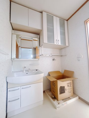 【中古戸建】高崎市中居町3丁目の独立洗面台|■洗面室｜大きな鏡で朝の身支度もラクラク♪毎日の忙しい準備が楽しくなる洗面所です(^^♪