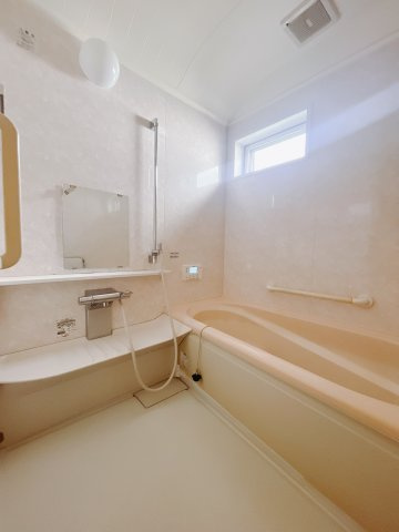 【中古戸建】高崎市中居町3丁目の浴室|■浴室｜大人が足を伸ばしても入れる広々浴槽ですので、肩まで浸かって体全体をしっかり温められます。大きな窓がついておりますので、湿気で篭りがちなバスルームも換気することができます( ＾＾ )