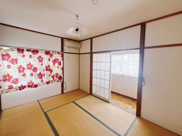 【中古戸建】高崎市中居町3丁目の和室|■2階和室｜意外と場所をとるアイロンがけや、お洗濯物を畳むときにも広々と使うことができ、ちょっと一休みしたいとき、すぐに横になれるのも魅力です♪