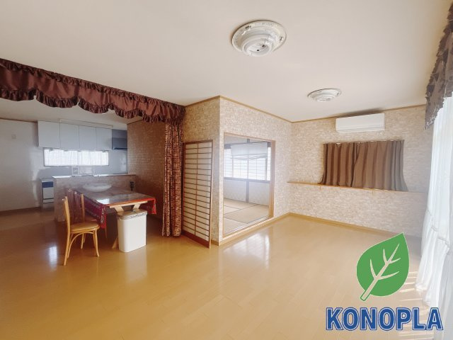 【中古戸建】高崎市中居町3丁目の居間・リビング|■リビング｜時の流れと共に陽射しは装いを変え空間に新たな彩りを与えます。一日中家に居ても飽きることなく過ごすことができる素敵な空間です♪