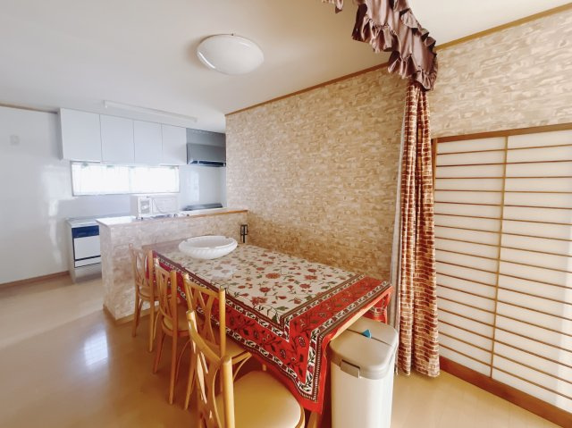 【中古戸建】高崎市中居町3丁目の居間・リビング|■リビング｜落ち着きのある表情を見せるリビングダイニング。太陽の光がたっぷり差し込むリビングは、自然とご家族が集まる居心地の良い空間です。