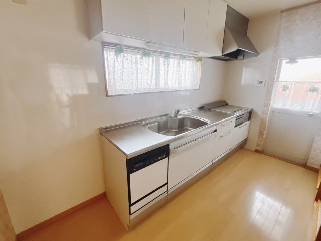 【中古戸建】高崎市中居町3丁目のキッチン|■キッチン｜ワークトップの幅が広く、お子様といっしょにお料理をつくったり、ちょっとしたパーティーも楽しめます。フラットなのでお掃除がしやすいのもポイントです♪