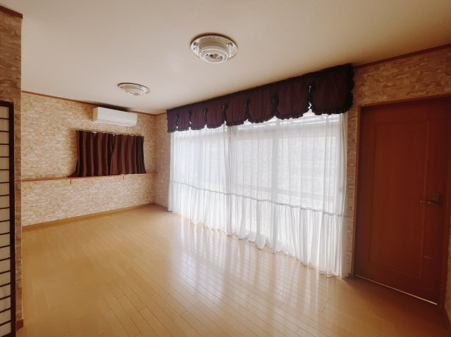 【中古戸建】高崎市中居町3丁目の居間・リビング|■リビング｜大きい窓からあたたかいたっぷりの光が入ります♪開放的な空間で毎日をもっと快適に(*＾＾*)